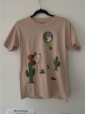 PEANUTS BOXLUNCH SNOOPY DESERT NEEDLES MOTEL GRAPHIC TEE BEIGE SAND SMALL